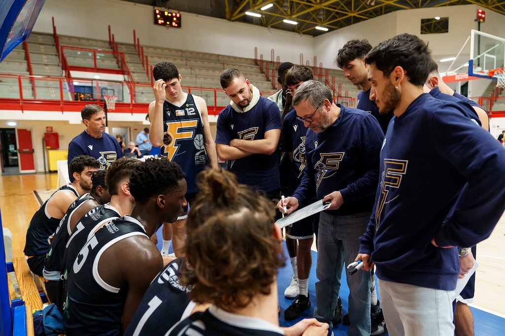 coach Bizzozi nel timeout con la squadra in Foppiani Fulgor Fidenza Rucker San Vendemiano 91 87