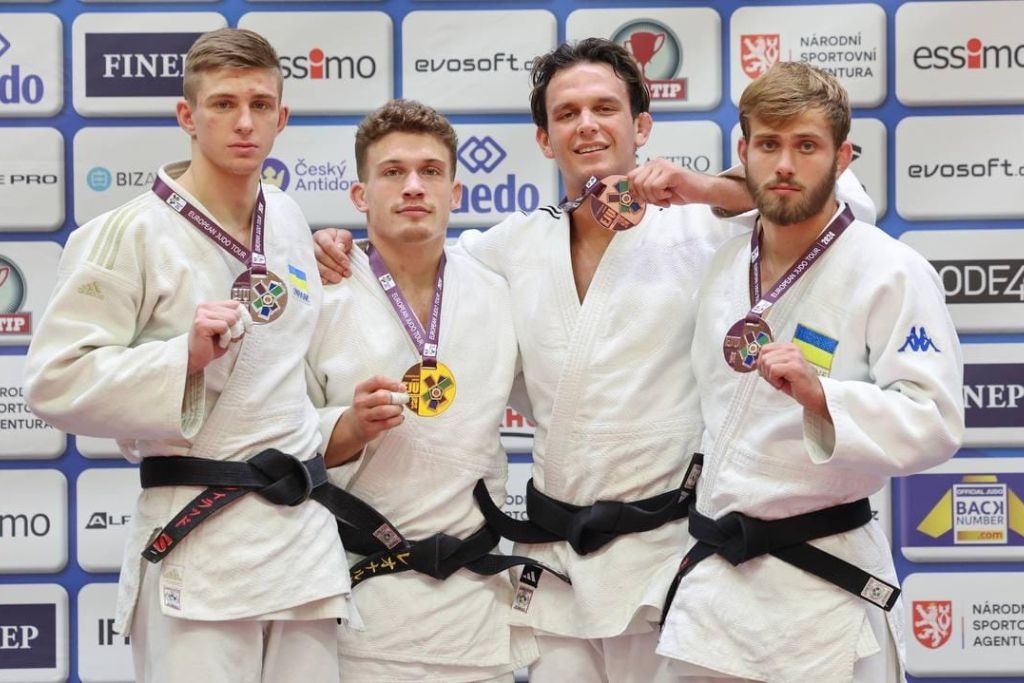 secondo da sinistra il judoka parmigiano Leonardo Valeriani con la medaglia doro allEuropean Open di Praga 2024