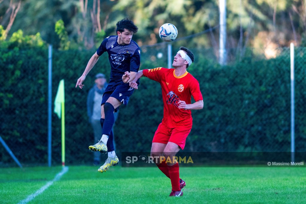 Carignano Futura Fornovo Medesano 1 2 11a giornata Promozione gir. A 2024 2025 Edoardo Cavaglieri svetta su Michele Barbarini fasciato in testa