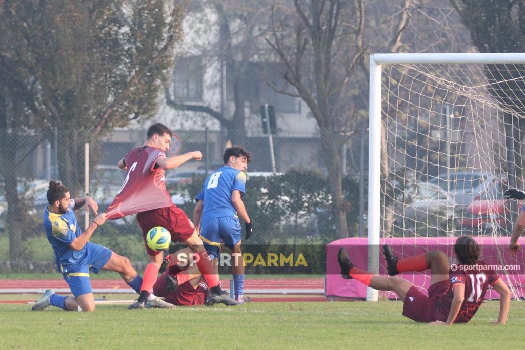 Fidentina Salsomaggiore 1 1 13a giornata Eccellenza gir. A 2024 2025 Cristian Casarini trattenuto da Lorenzo Morigoni