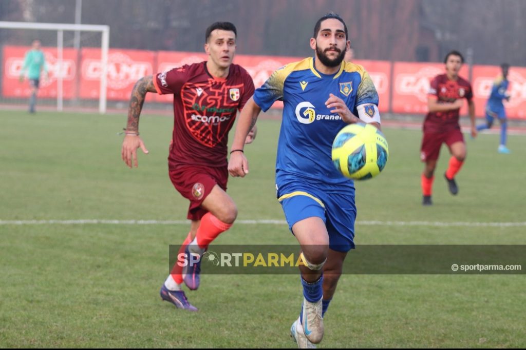 Fidentina Salsomaggiore 1 1 13a giornata Eccellenza gir. A 2024 2025 Lorenzo Morigoni inseguito da Marco Compiani