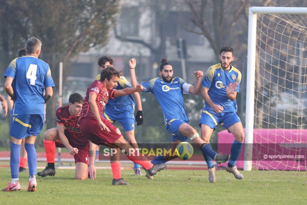 Fidentina Salsomaggiore 1 1 13a giornata Eccellenza gir. A 2024 2025 Lorenzo Morigoni si getta sul tiro di Alessio Delgrosso