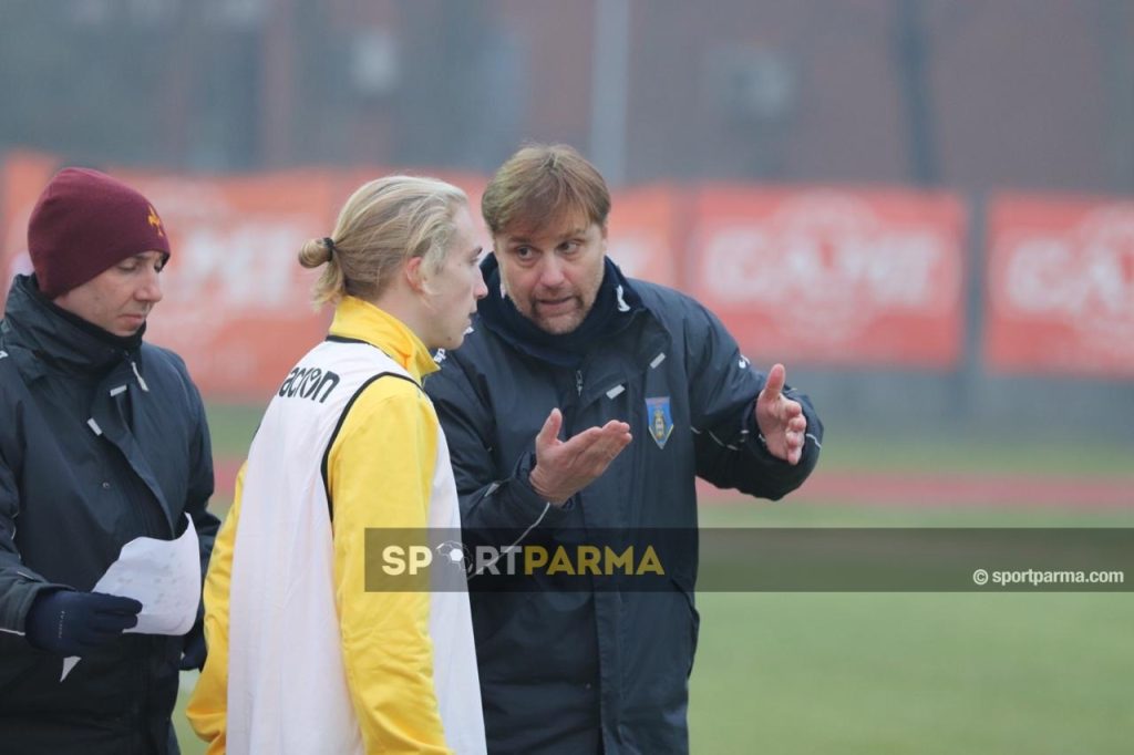 Fidentina Salsomaggiore 1 1 13a giornata Eccellenza gir. A 2024 2025 il mister ospite Luigi Apolloni istruisce Gabriele Brunani prima della sostituzione