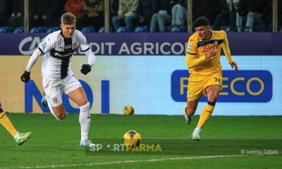 Parma Atalanta 1 3 13a giornata Serie A 2024 2025 Adrian Benedyczak palla al piede inseguito da Raoul Bellanova