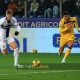 Parma Atalanta 1 3 13a giornata Serie A 2024 2025 Adrian Benedyczak palla al piede inseguito da Raoul Bellanova