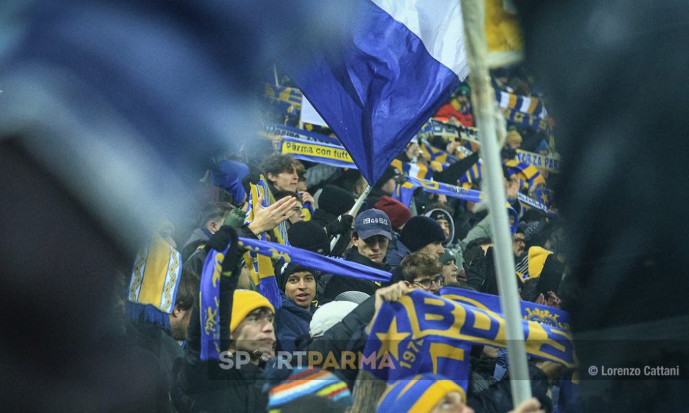 Parma Atalanta 1 3 13a giornata Serie A 2024 2025 sciarpe e bandiere gialloblu a fine partite in Curva Nord