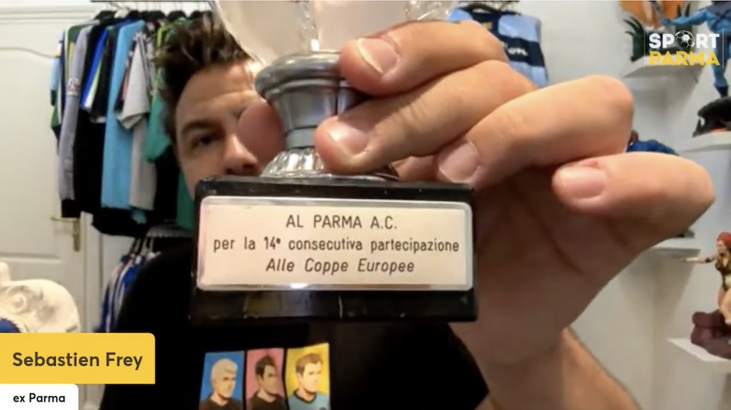 Sebastien Frey mostra il premio ricevuto dal Comune di Parma il 14.05.2004 per la 14a partecipazione consecutiva alle coppe europee in diretta a PARMATALK 4a puntata 05.11.2024