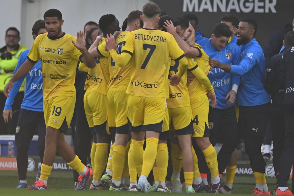 esultanza gialloblu in Venezia Parma 1 2 12a giornata Serie A 2024 2025