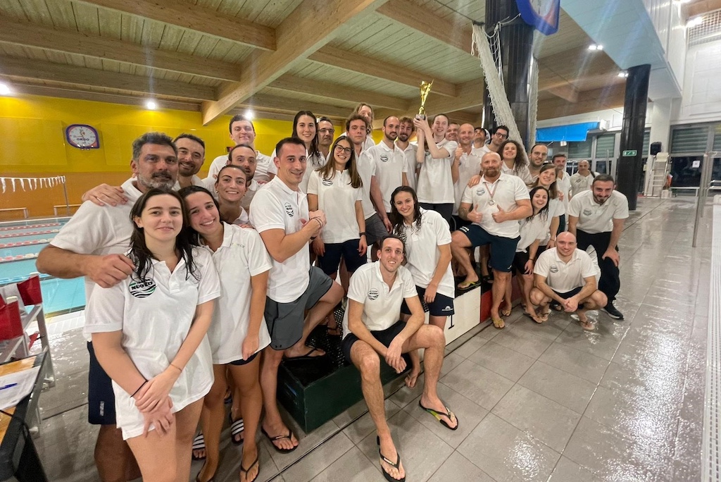 la squadra master Coopernuoto alla premiazione di societa