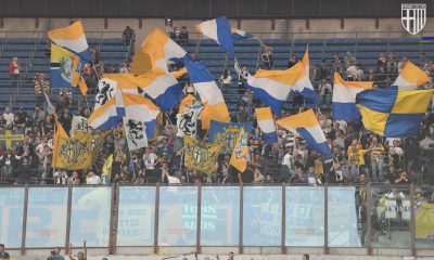 tifosi gialloblu con bandiere nel settore ospiti dello stadio Meazza in San Siro per Inter Parma 26.10.2019