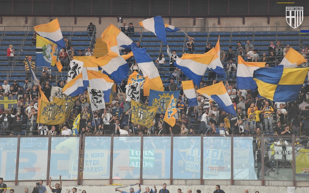 tifosi gialloblu con bandiere nel settore ospiti dello stadio Meazza in San Siro per Inter Parma 26.10.2019