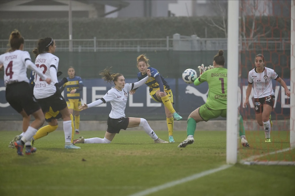 Alessia Rognoni calcia in porta in Parma Arezzo Serie B femminile 2024 2025