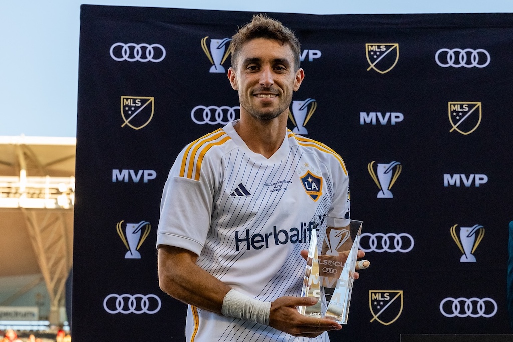 Gaston Brugman con il premio mvp della MLS vinta a dicembre 2020 con i Los Angeles