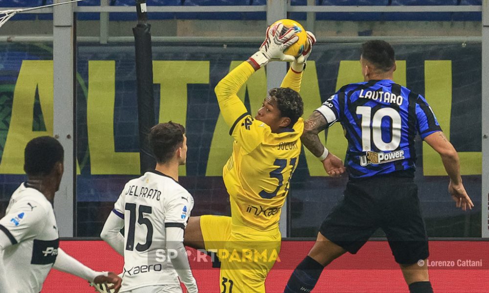Inter Parma 3 1 15a giornata Serie A 2024 2025 Zion Suzuki blocca la palla in presa anticipando Lautaro Martinez