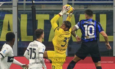 Inter Parma 3 1 15a giornata Serie A 2024 2025 Zion Suzuki blocca la palla in presa anticipando Lautaro Martinez