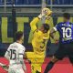 Inter Parma 3 1 15a giornata Serie A 2024 2025 Zion Suzuki blocca la palla in presa anticipando Lautaro Martinez