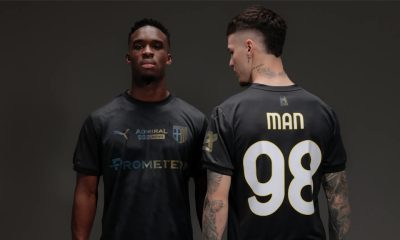 Mandela Keita e Dennis Man con la quarta maglia total black del Parma 2024 2025