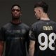 Mandela Keita e Dennis Man con la quarta maglia total black del Parma 2024 2025