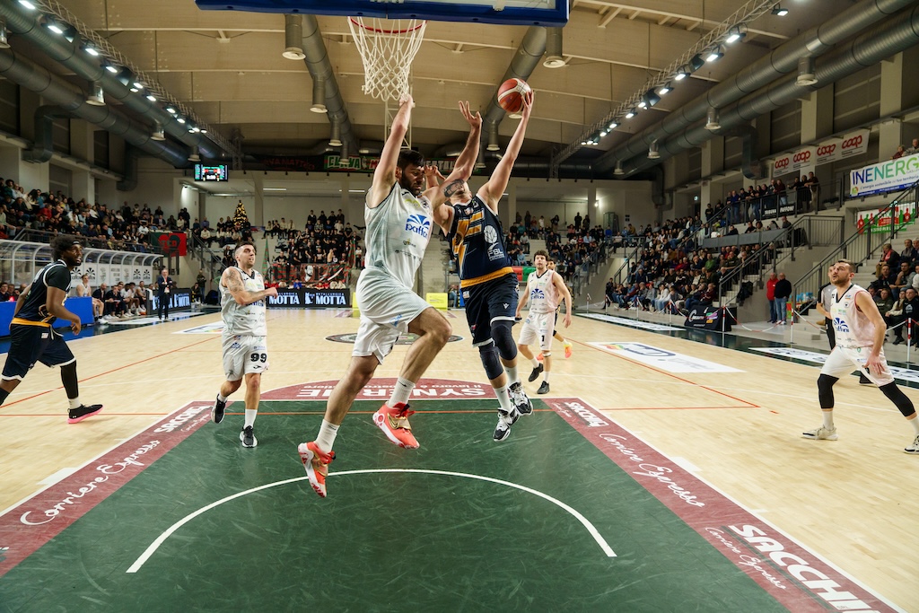 Paffoni Omegna vs Foppiani Fulgor Fidenza 84 74 18a giornata Serie B nazionale basket 2024 2025