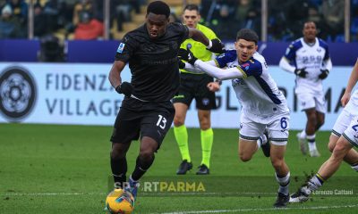 Parma Hellas Verona 2 3 16a giornata Serie A 2024 2025 Angre Yoan Bonny trattenuto da Reda Belahyane