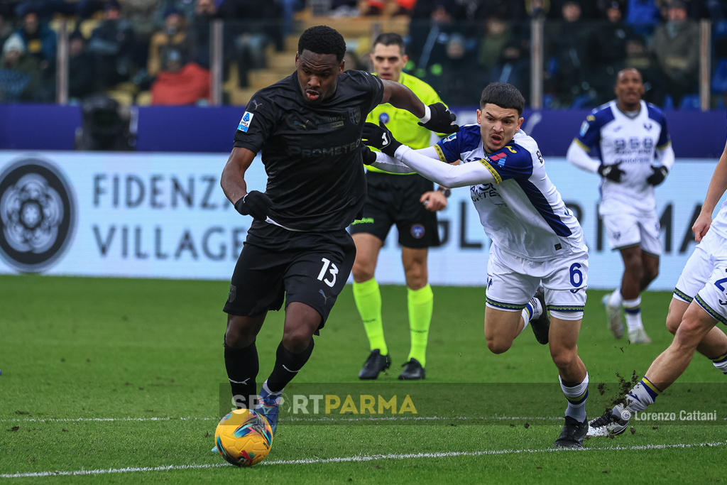 Parma Hellas Verona 2 3 16a giornata Serie A 2024 2025 Angre Yoan Bonny trattenuto da Reda Belahyane