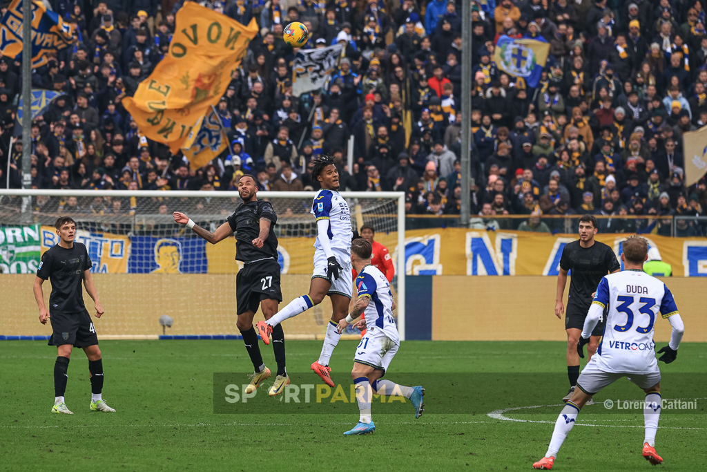 Parma Hellas Verona 2 3 16a giornata Serie A 2024 2025 stacco aereo di Azevedo Hernani Jr e Amin Sarr