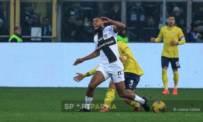 Parma Lazio 3 1 14a giornata Serie A 2024 2025 Gabriel Charpentier subisce fallo da Luca Pellegrini