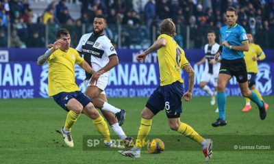 Parma Lazio 3 1 14a giornata Serie A 2024 2025 il passaggio di Gabriel Charpentier che taglia Alessio ROmagnoli e Nicolo Rovella