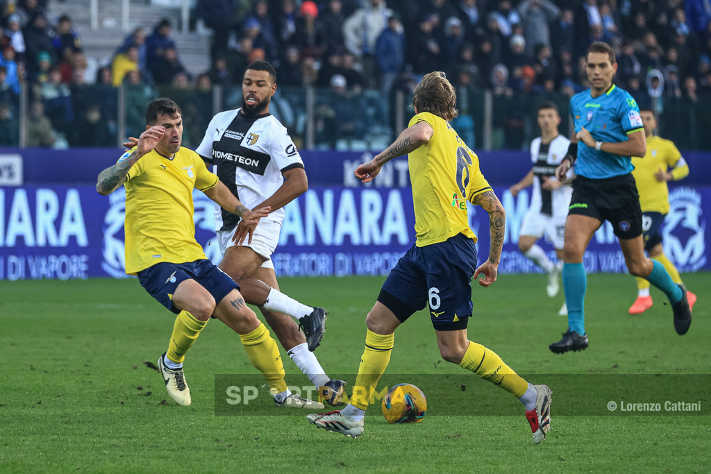 Parma Lazio 3 1 14a giornata Serie A 2024 2025 il passaggio di Gabriel Charpentier che taglia Alessio ROmagnoli e Nicolo Rovella