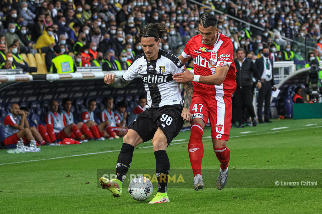 Parma Monza 0 0 8a giornata Serie B 2021 2022 Dennis Man e Dany Mota Carvalho in azione