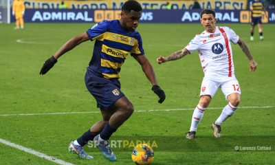 Parma Monza 2 1 18a giornata Serie A 2024 2025 Ange Yoan Bonny palla al piede e Stefano Sensi