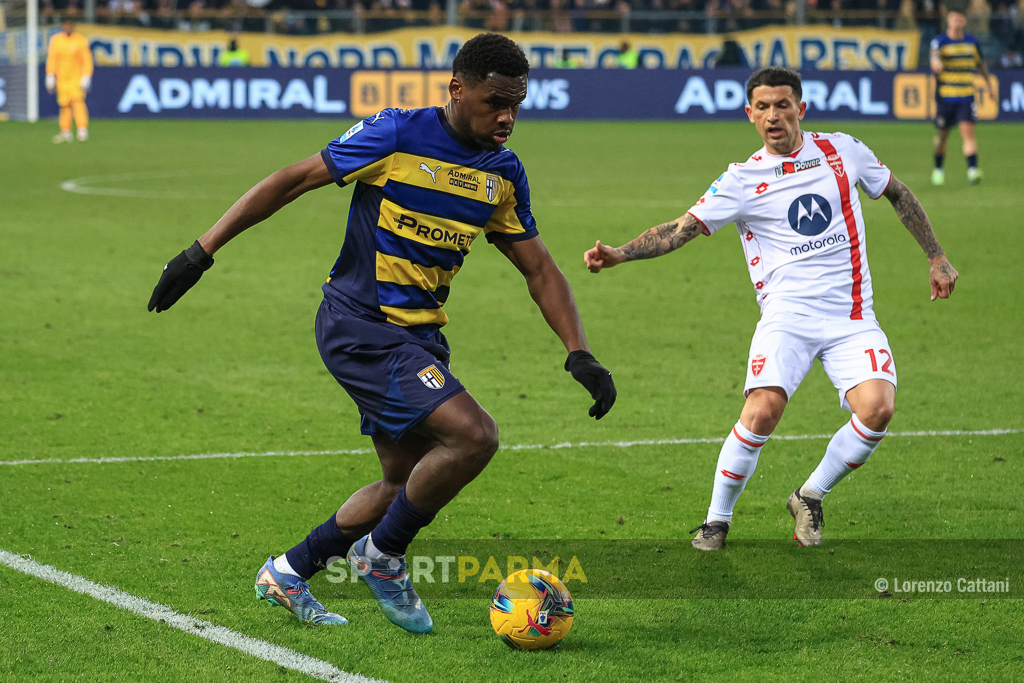 Parma Monza 2 1 18a giornata Serie A 2024 2025 Ange Yoan Bonny palla al piede e Stefano Sensi