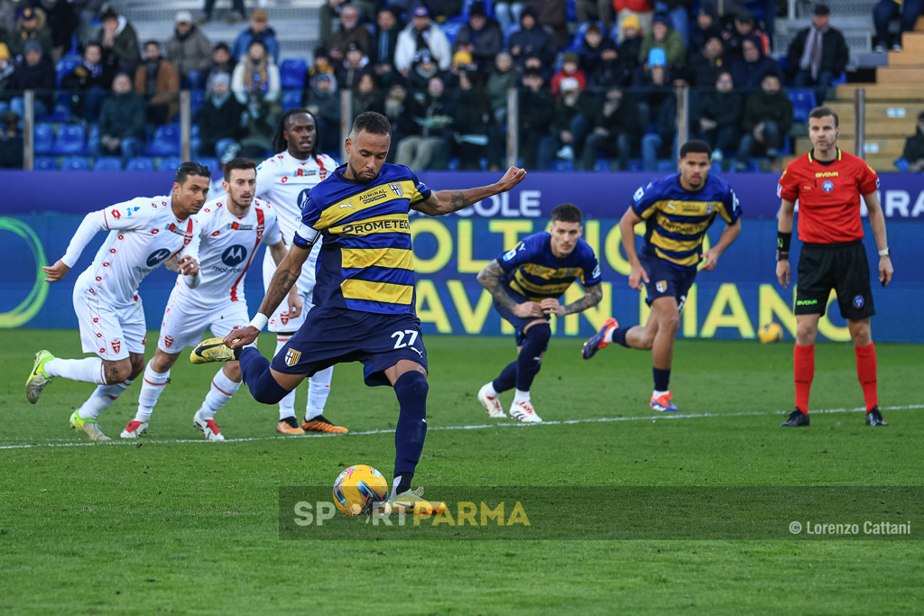 Parma Monza 2 1 18a giornata Serie A 2024 2025 Azevedo Hernani calcia il rigore dell1 0