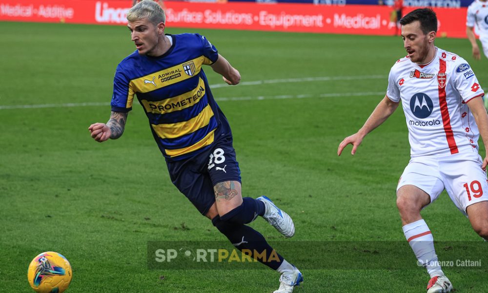 Parma Monza 2 1 18a giornata Serie A 2024 2025 VValenti Mihaila inseguito da Samuele Birindelli