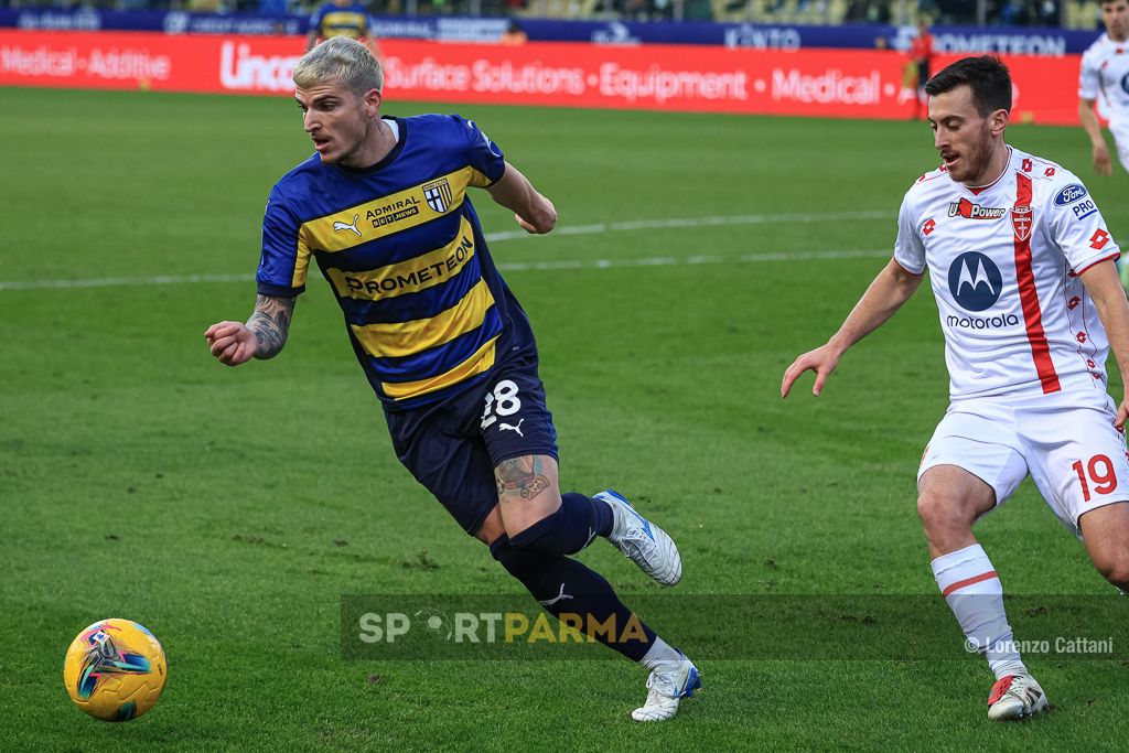 Parma Monza 2 1 18a giornata Serie A 2024 2025 VValenti Mihaila inseguito da Samuele Birindelli