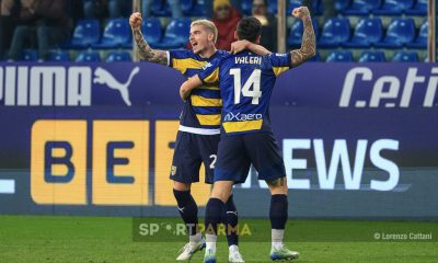 Parma Monza 2 1 18a giornata Serie A 2024 2025 Valenti Mihaila ed Emanuele Valeri si abbracciano