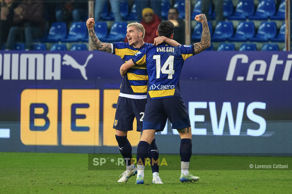 Parma Monza 2 1 18a giornata Serie A 2024 2025 Valenti Mihaila ed Emanuele Valeri si abbracciano