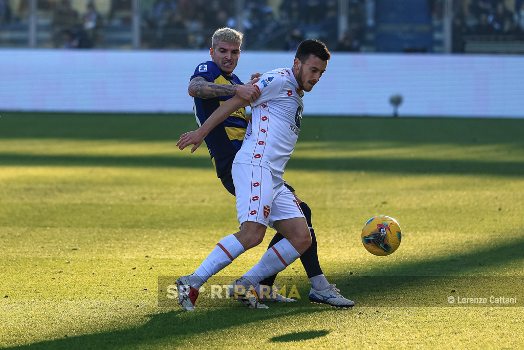 Parma Monza 2 1 18a giornata Serie A 2024 2025 Valentin Mihaila pressa Samuele Birindelli