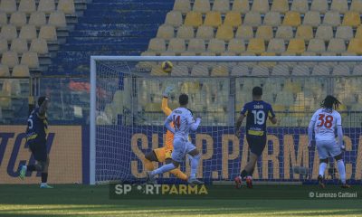 Parma Monza 2 1 18a giornata Serie A 2024 2025 il pallone si stampa sulla traversa della porta gialloblu