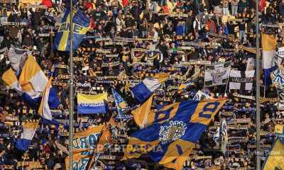 Parma Monza 2 1 18a giornata Serie A 2024 2025 sciarpe e bandiere gialloblu in curva Nord