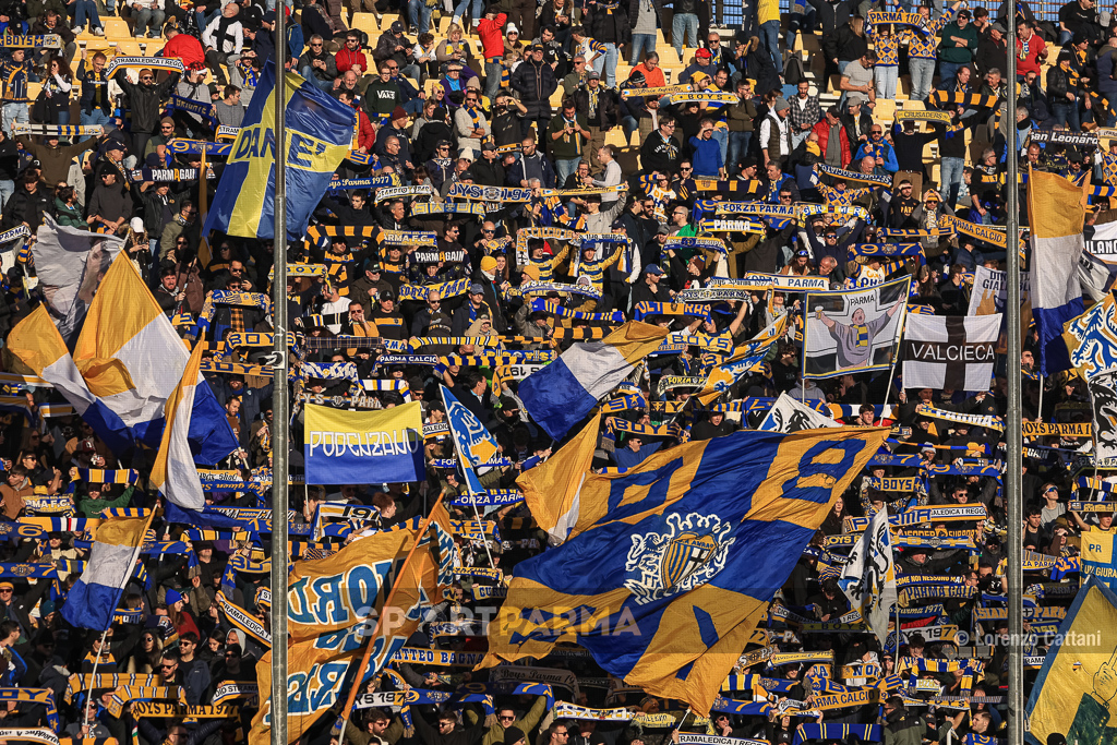 Parma Monza 2 1 18a giornata Serie A 2024 2025 sciarpe e bandiere gialloblu in curva Nord