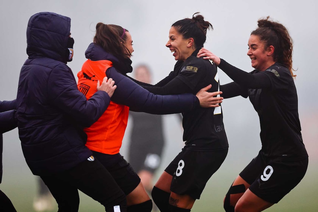 Zhanna Ferrario festeggiata dopo il gol in Brescia Parma 2 3 13a giornata Serie B calcio femminile