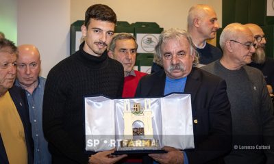 cena di Natale Centro di Coordinamento Parma Clubs 18.12.2024 Enrico Delprato e Angelo Manfredini con il premio Gialloblu doro 2024