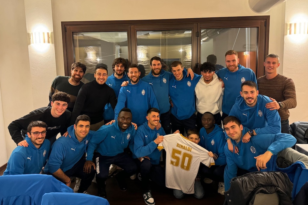 i giocatori del Solignano celebrano Michele RInaldi per le 50 marcature in maglia biancoblu