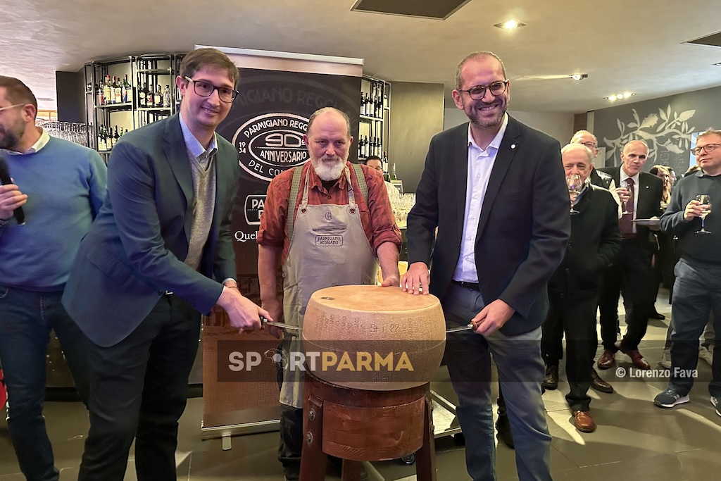 il direttore commerciale Mattia Incannella taglia la forma di Parmigiano Reggiano brandizzata Parma Calcio da Bertinelli il 10.12.2024