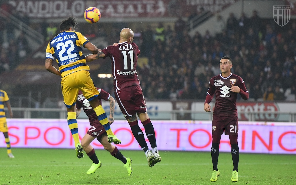 Bruno Alves e Simone Zaza staccano di testa in Torino Parma 1 2 Serie A 2018 2019