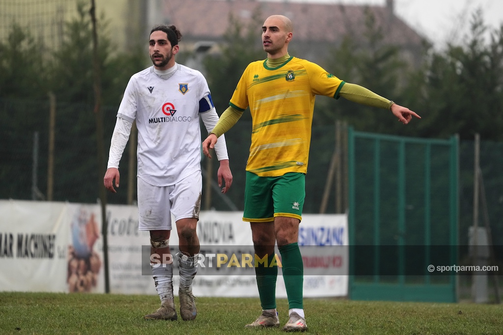 Colorno Salsomaggiore 2 2 22a giornata Eccellenza 2024 2025 il difensore ospite Lorenzo Morigoni e lattaccante locale Mezin Kulluri