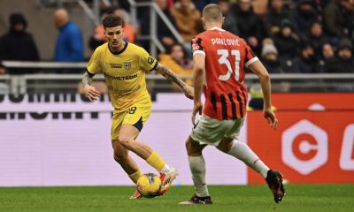 Dennis Man punta Strahinja Pavlovic in in Milan Parma 3 2 22a giornata Serie A 2024 2025