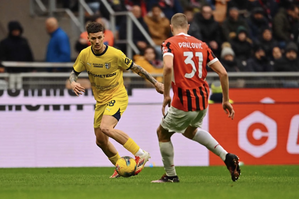 Dennis Man punta Strahinja Pavlovic in in Milan Parma 3 2 22a giornata Serie A 2024 2025