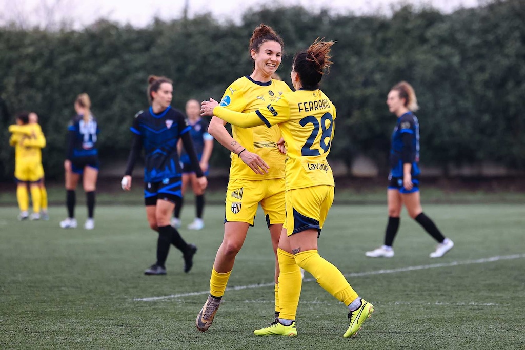 Gaia Distefano e Zhanna Ferrario esultano dopo il raddoppio ospite in Orobica Parma 0 5 16a giornata Serie B femminile 2024 2025